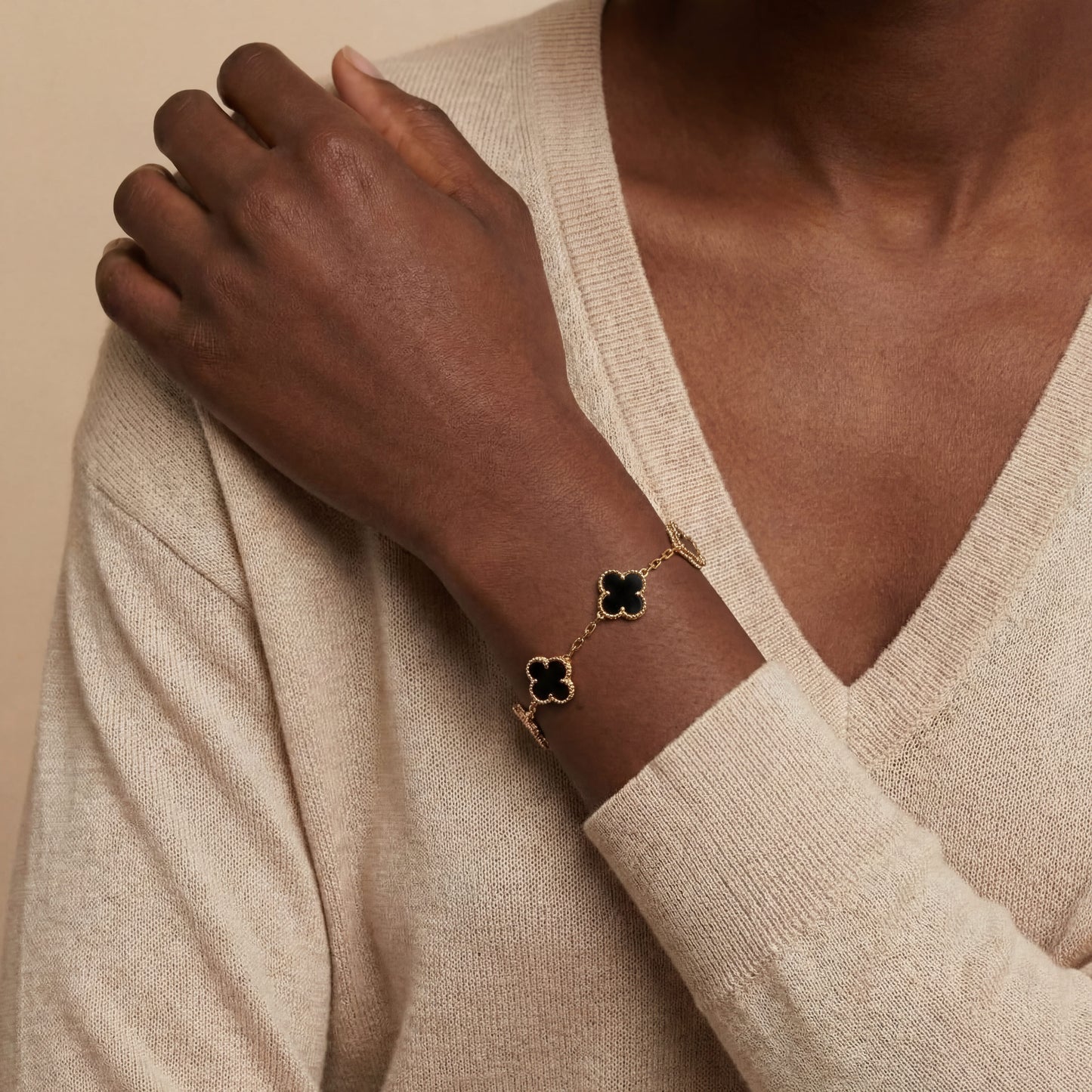 Pulsera Trébol Negro Acero Baño Oro