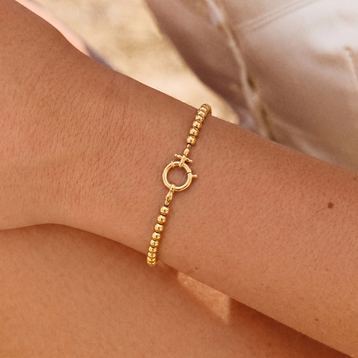 Pulsera Esferas y Círculo Acero Baño Oro